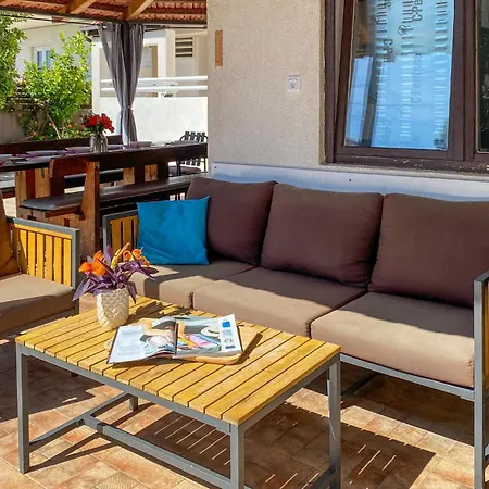 Cozy In Okrug Gornji With Sauna * Τρογκίρ